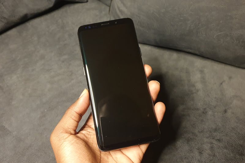 Black Samsung s9+ phone